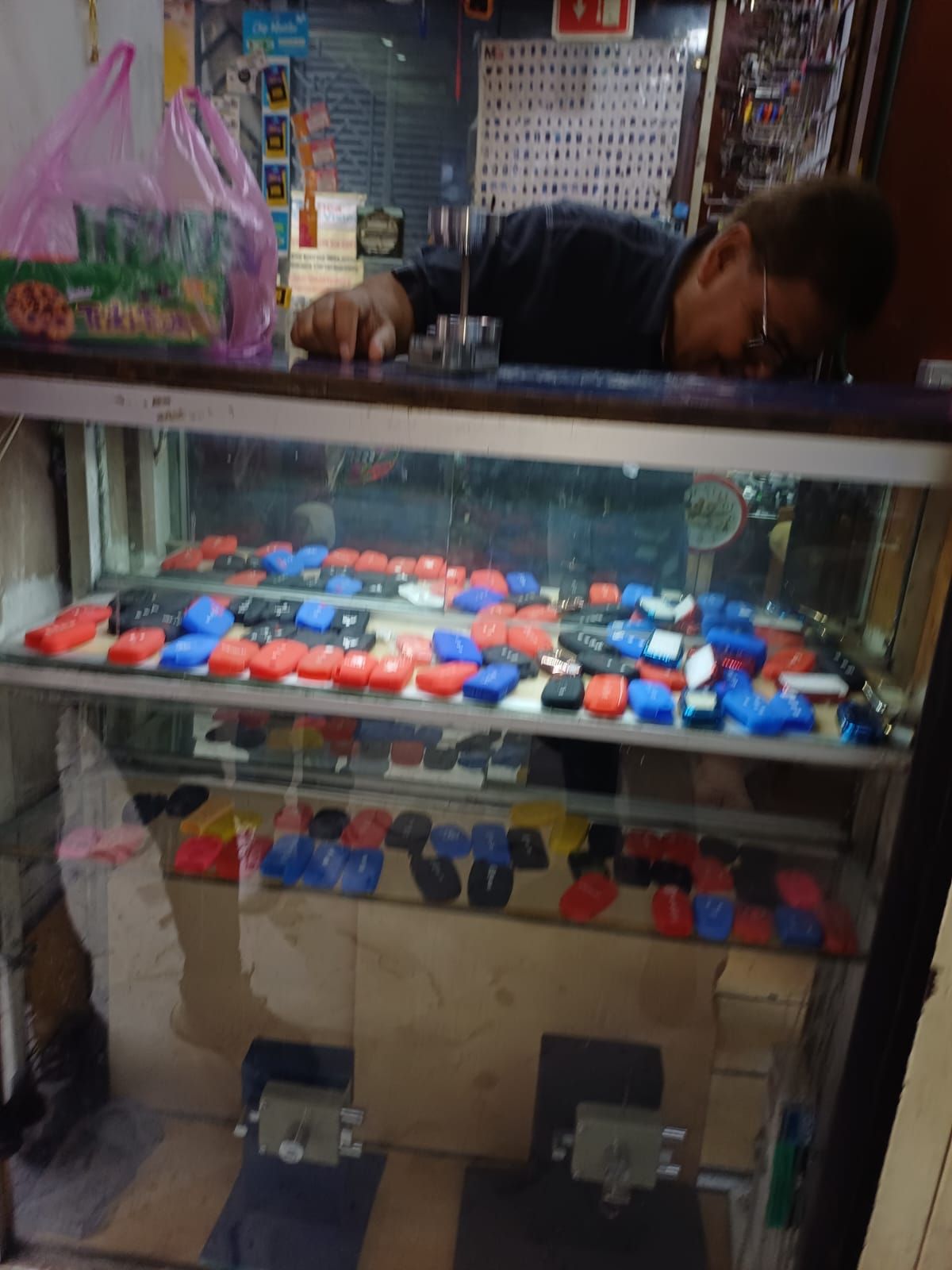 Vitrina con llaves y controles de auto de varias marcas