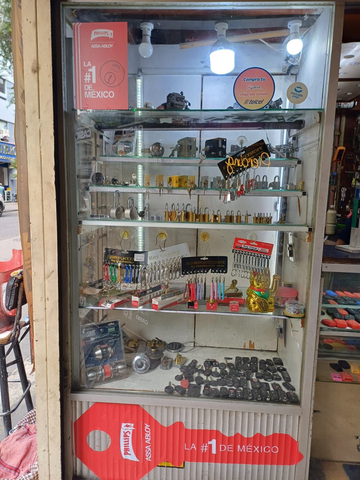 Vitrina del local con cerraduras de alta seguridad, cerrojos, candados y llaves